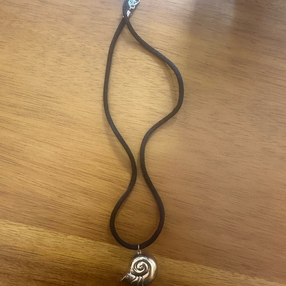 Disney x Rocklove Ursula’s Shell Locket - Picture 2 of 4